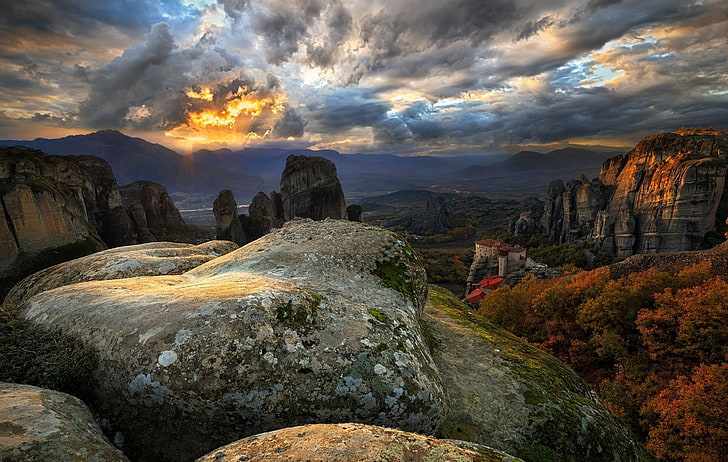 gunung berbatu, formasi batuan abu-abu dekat pegunungan, alam, lanskap, pegunungan, matahari terbenam, Yunani, biara, tebing, awan, musim gugur, Wallpaper HD