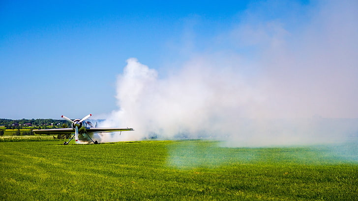 поле зеленой травы, самолет, дым, HD обои