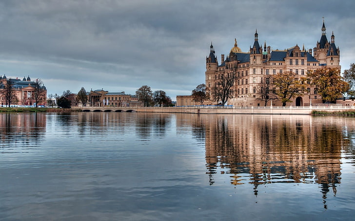 коричнево-белое бетонное здание, вода, небо, облака, Гамбург, Германия, замок, отражение, Шверинский дворец, HD обои