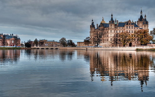 Edificio de hormigón marrón y blanco, agua, cielo, nubes, Hamburgo, Alemania, castillo, reflexión, Palacio Schwerin, Fondo de pantalla HD HD wallpaper