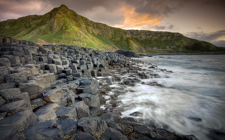 昼間、自然、風景、ジャイアンツコーズウェイ、海、波、岩、岩の形成、アイルランド、長時間露光、丘、空、水で山の近くの海の横にある灰色のコンクリート、 HDデスクトップの壁紙
