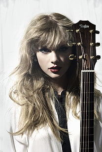 Taylor Swift, cantante, mujeres, rubia, ojos azules, lápiz labial rojo, guitarra, fondo blanco, retrato, mirando al espectador, Fondo de pantalla HD HD wallpaper