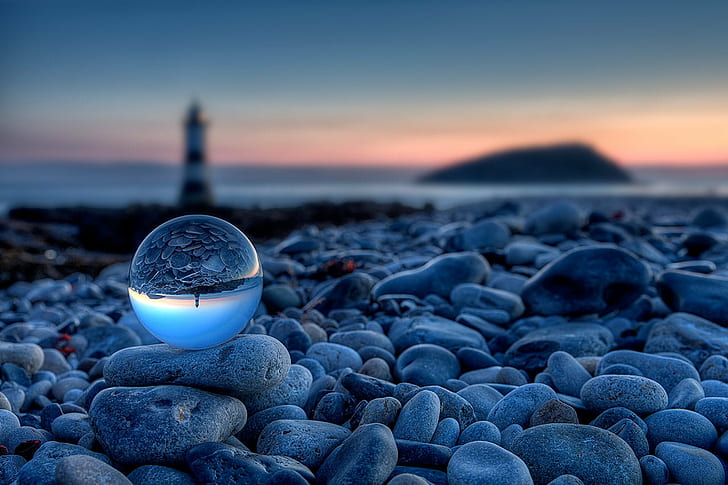 топка върху сиви камъни близо до фар в златен час, плажна топка, златен час, час стъкло, кристална сфера, Penmon, фар, черна точка, отражение, природа, кула, море, синьо, HD тапет