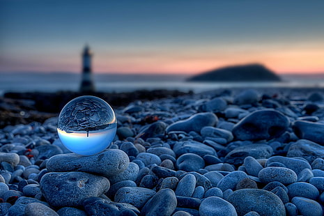ballon sur des pierres grises près du phare à l'heure d'or, ballon de plage, heure d'or, heure verre, sphère de cristal, Penmon, phare, point noir, réflexion, nature, tour, mer, bleu, Fond d'écran HD HD wallpaper