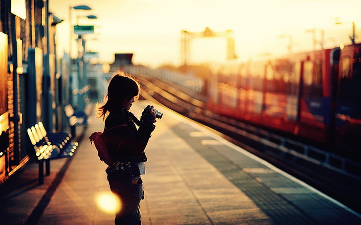 matahari terbenam, stasiun kereta api, wanita, kamera, sinar matahari, Wallpaper HD