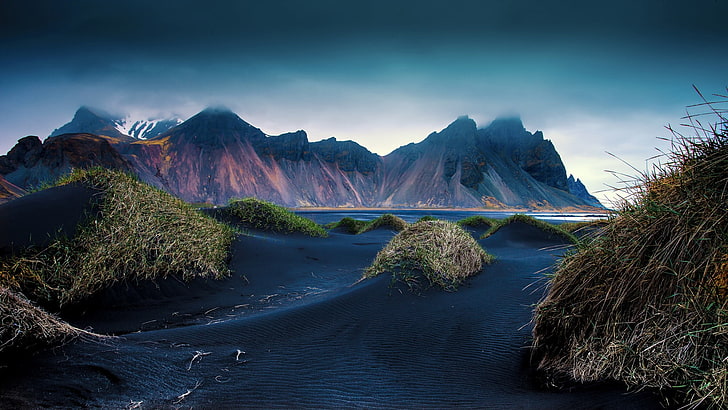montagnes, plage, noir, sable, dune, Islande, falaise, herbe, nuages, paysage, nature, Fond d'écran HD