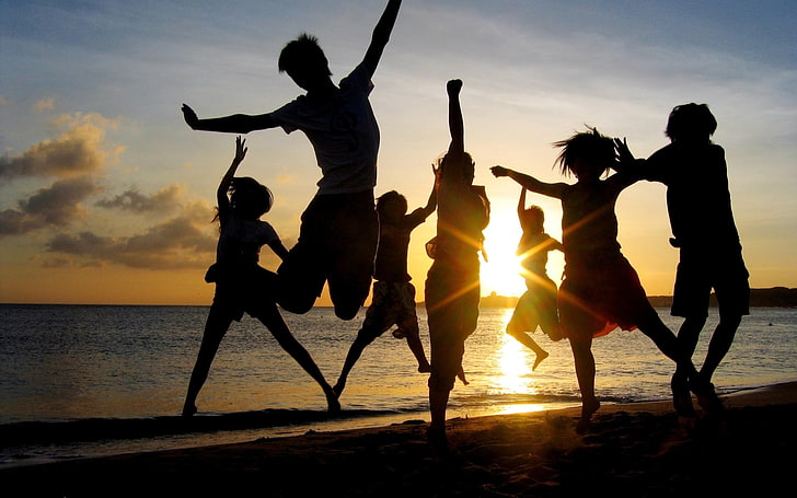 silhouette of people in shore, jump, people, happiness, light, sunset, HD wallpaper