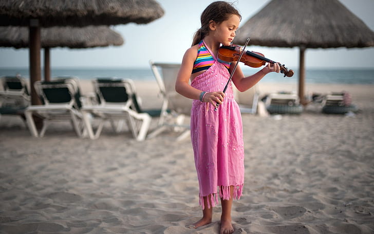 Niña linda en la playa tocando el violín, lindo, pequeño, niña, playa, jugando, violín, Fondo de pantalla HD