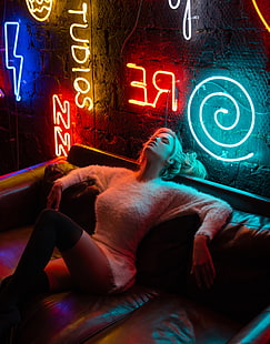 Nata Lee, wanita, model, pirang, tampilan potret, di dalam ruangan, neon, lampu neon, mata tertutup, duduk, sofa, gaun, setinggi lutut, setinggi paha, kaki, wanita di dalam ruangan, Aleksandr Mavrin, Wallpaper HD HD wallpaper