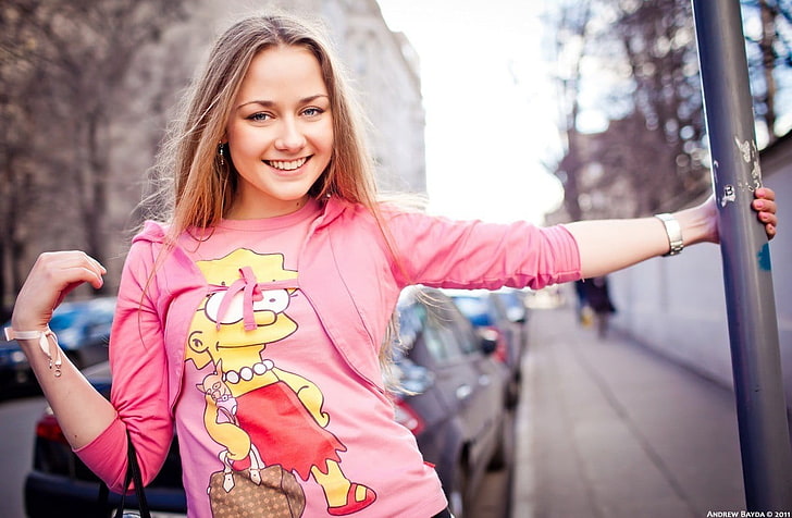 Frau im rosa, roten und gelben Sweatshirt, Ingrid Olerinskaya, blaue Augen, verschwommen, Straße, rosa Kleidung, Lächeln, offener Mund, Öffentlichkeit, Frauen im Freien, blond, HD-Hintergrundbild