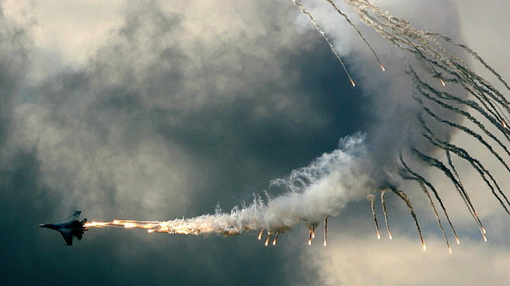 черный реактивный самолет, дым, небо, облака, огонь, Сухой Су-27, HD обои