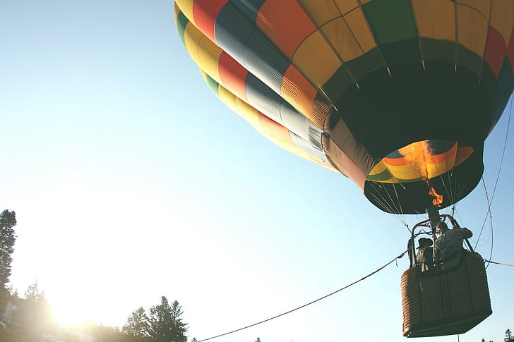 Heißluftballone, Sonnenlicht, einfacher Hintergrund, gelb-grün-blauer Heißluftballon, Sonnenlicht, einfacher Hintergrund, HD-Hintergrundbild