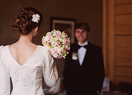 weißes Hochzeitskleid der Frauen, Rückseite, Blumenstrauß, Kleid, Frisur, die Braut, Ausschnitt, Hochzeit, der Bräutigam, HD-Hintergrundbild HD wallpaper