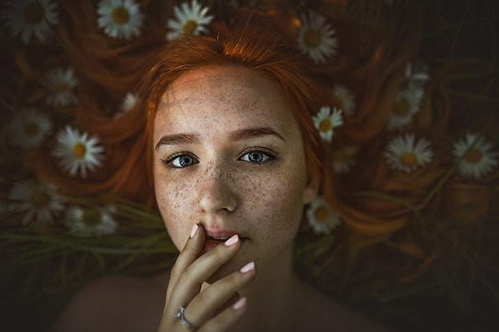 look, girl, flowers, face, mood, hair, hand, chamomile, freckles, red, redhead, manicure, Nastya, freckled, Ivga Photographer, HD wallpaper