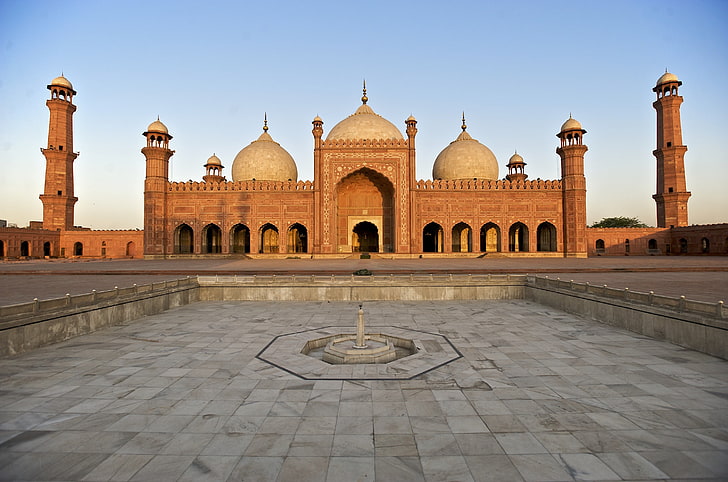 brun moské med blå bakgrund, moské, Lahore, Pakistan, arkitektur, islamisk arkitektur, HD tapet