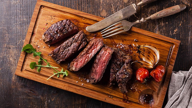 Fleisch, Lebensmittel, Steak, Holz, Muskeln, Tod, Kuh, Tiere, Tomaten, Zwiebel, Tafelmesser, Gabel, Salz, HD-Hintergrundbild