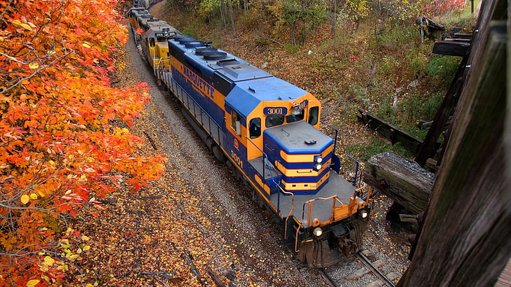vista aérea del tren de tránsito azul y amarillo, naturaleza, paisaje, ferrocarril, tren, árboles, EE. UU., madera, hojas, otoño, bosque, locomotora diesel, valle, Fondo de pantalla HD