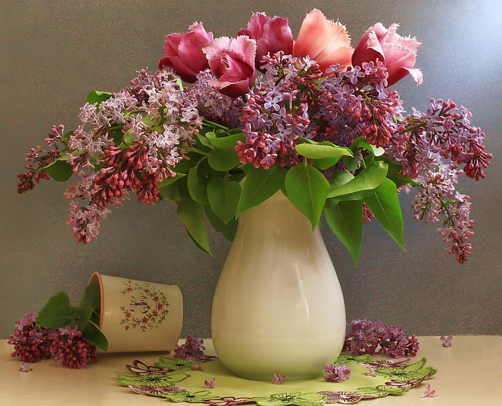 fiori petalo rosa e viola, lillà, tulipani, fiore, primavera, vaso, petali, tovagliolo, Sfondo HD