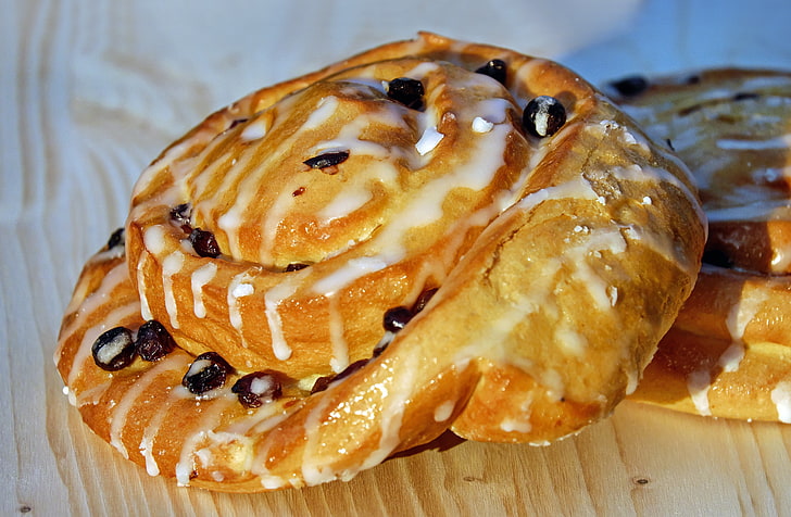 brown bread, bun, raisins, glaze, pastry, HD wallpaper