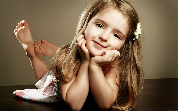 Schönes kleines Mädchen, das aufwirft, rosa Blumenkleid des Mädchens, Mädchen, Kinder, HD-Hintergrundbild