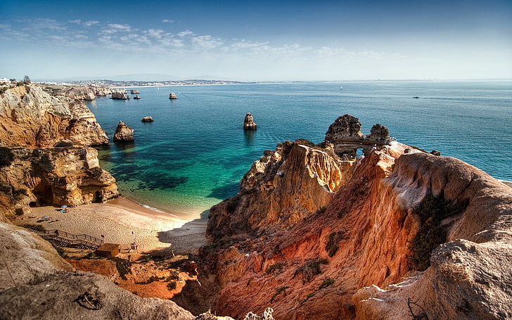 colina marrón y cuerpo de agua, naturaleza, mar, roca, piedras, playa, praia do camilo, Fondo de pantalla HD