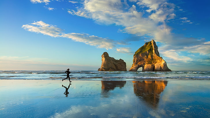 Fotografía de silueta de mujer corriendo junto a la orilla del mar durante el día, playa, correr, mujeres, nubes, roca, formación rocosa, cielo, Fondo de pantalla HD