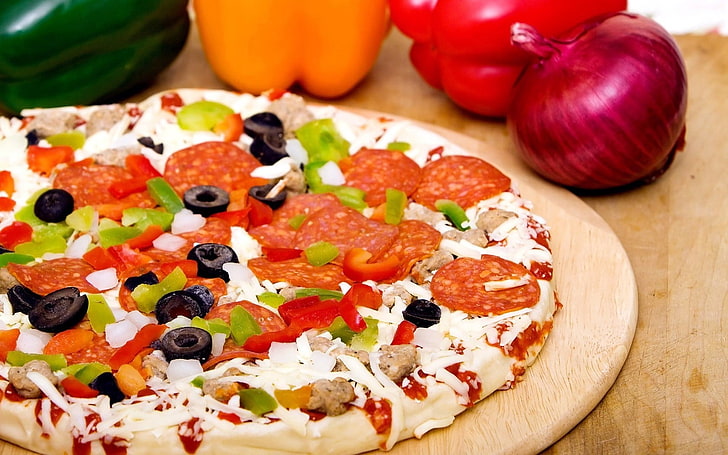 pepperoni pizza, pizza, cheese, onions, olives, HD wallpaper