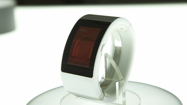 white smart watch on clear plastic stand, I PULS, smartwatch, smartwatch review, silver screen, black, HD Wallpaper