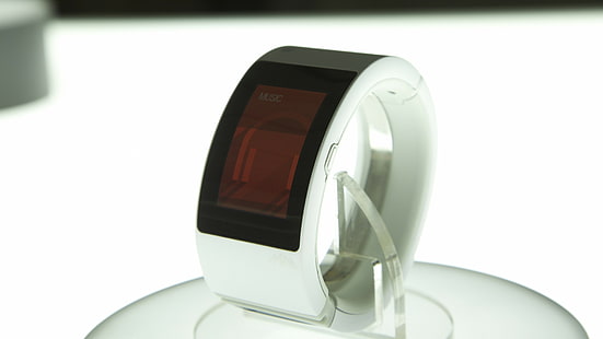белые умные часы на прозрачной пластиковой подставке, i.am PULS, умные часы, обзор умных часов, серебристый, черный дисплей, HD обои HD wallpaper