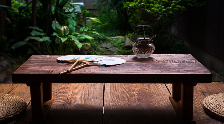 طاولة يابانية ، طاولة قهوة خشبية بنية مستطيلة ، طعام وشراب ، حديقة ، طاولة ، وسائد يابانية ، مراوح، خلفية HD