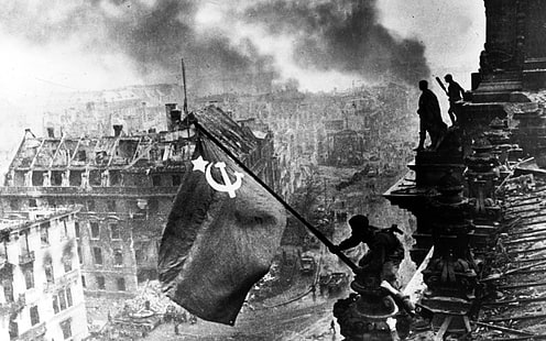 czarno-białe flagi radzieckie berlin bitwy ii wojny światowej niszczą historyczną sztukę Czarna sztuka HD, czarno-biała, radziecka, flagi, Berlin, bitwy, II wojna światowa, Tapety HD HD wallpaper
