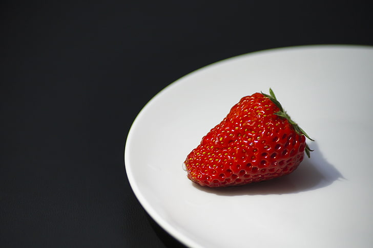 strawberry and white plate, strawberry, berry, plate, ripe, HD wallpaper