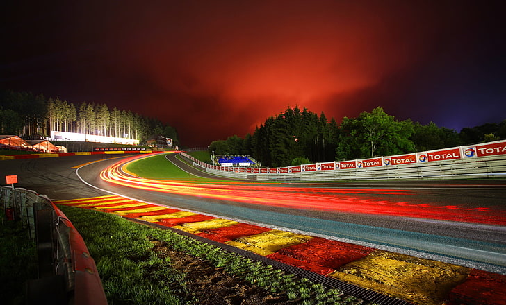 papel tapiz digital de carretera gris y rojo, noche, giro, pista, agua roja, Spa-Francorchamps, Circuit De Spa-Francorchamps, Fondo de pantalla HD