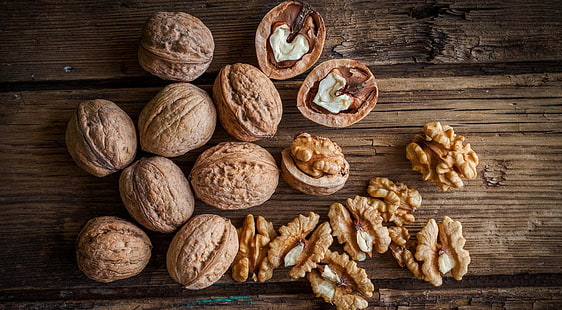 еда, орехи, деревянная поверхность, грецкие орехи, HD обои HD wallpaper