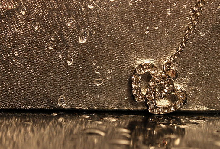 deux pendentifs coeurs argentés avec pierres précieuses claires, gouttes, amour, réflexion, or, coeur, pendentif, coeurs, décoration, chaîne, Fond d'écran HD