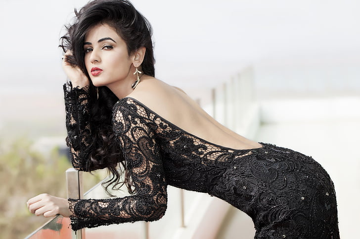 mujer vestida de negro sin espalda, Sonal Chauhan, actriz de Bollywood, HD, 4K, Fondo de pantalla HD