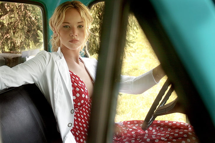 kvinna i röd och vit prickig klänning och vit kavaj sitter inne i fordonet, Jennifer Lawrence, modell, kvinnor, skådespelerska, HD tapet
