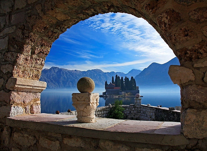 budynek z brązowego betonu, architektura, stary budynek, starożytne, Czarnogóra, wyspa, krajobraz, góry, chmury, natura, drzewa, łuk, kamienie, jezioro, mgła, Morze Śródziemne, Tapety HD