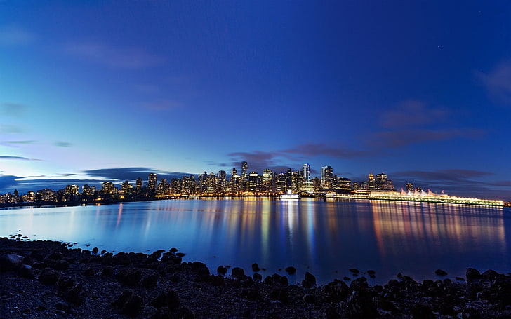 Ванкувърските светлини отразяваха вода-HD Desktop Wallpa .., водно тяло и сграда, HD тапет