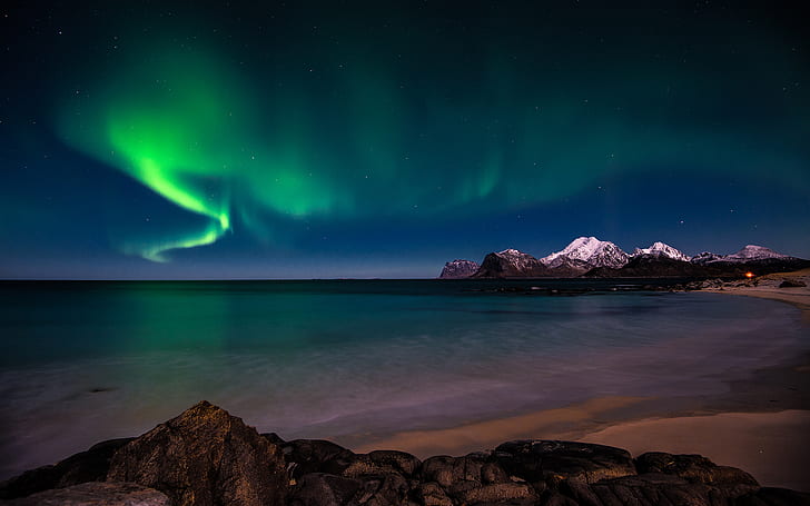 Aurora Borealis Северно сияние Зелени звезди Нощен плаж Океански планини HD, природа, океан, нощ, планини, плаж, зелено, звезди, светлини, полярно сияние, бореалис, северно, HD тапет
