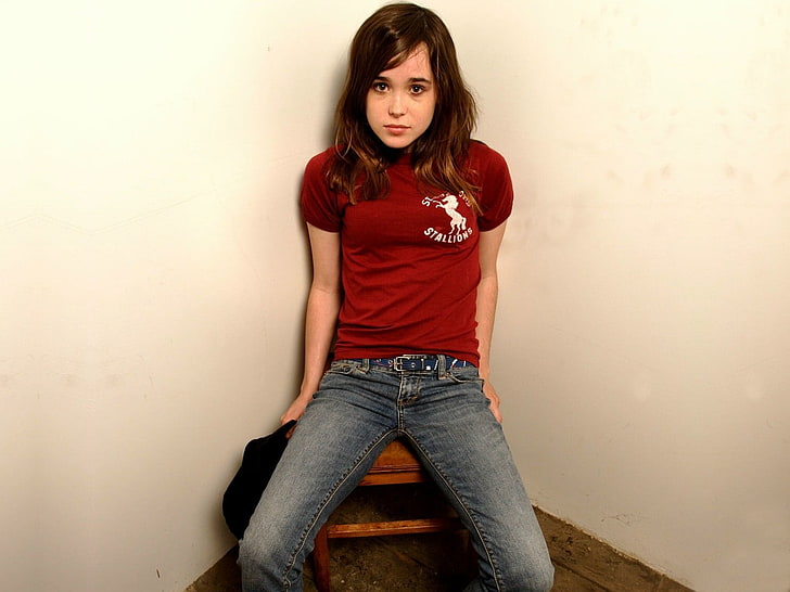 Kadın kırmızı mürettebat yaka tişört ve mavi kot kot, Ellen Page, kot pantolon, esmer, kadın, oyuncu, T-shirt, uzun saçlı, HD masaüstü duvar kağıdı