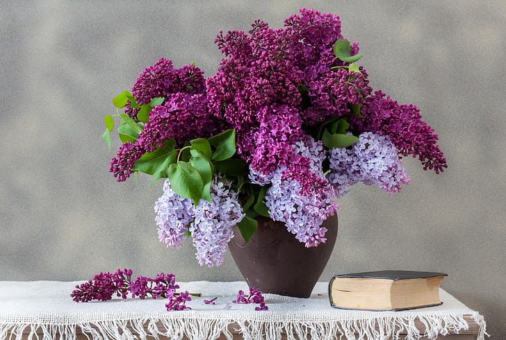 centro de mesa de flores de color lila púrpura, ramo, libro, lila, Fondo de pantalla HD