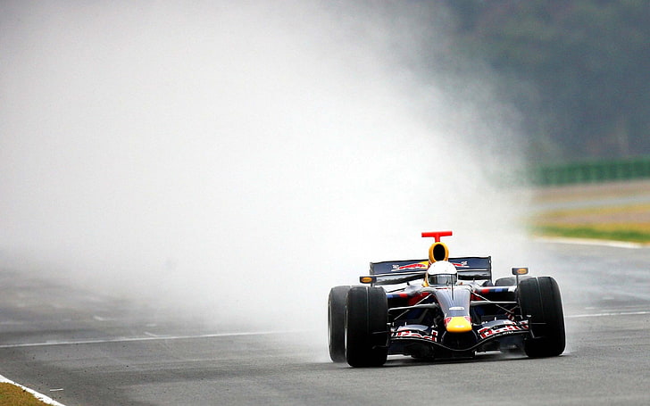 черная F1 гоночная машина, машина, Формула 1, гоночные трассы, Red Bull Racing, гоночные автомобили, спорт, спорт, дым, шлем, автомобиль, HD обои