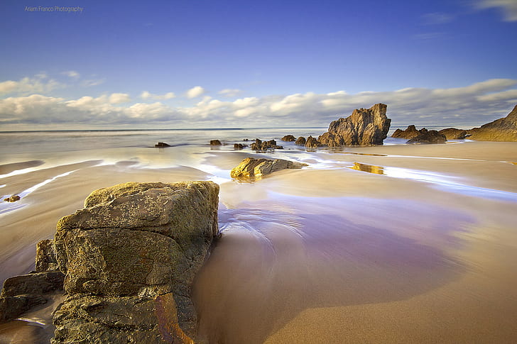 Espagne, plage des Asturies, pierre brune près du fond d’eau, Espagne, Asturies, plage, sable, mer, rochers, ciel, printemps, avril, Fond d'écran HD