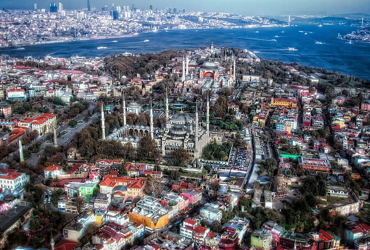 水の絵画、自然、都市、イスタンブール、トルコ、ボスポラス海峡、モスク、イスラム建築、建築、アヤソフィア、スルタンアーメドモスクの体の近くの茶色と緑の家、 HDデスクトップの壁紙