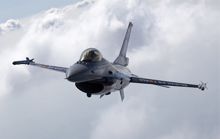 เครื่องบินเจ็ทสีดำและสีเทา, ท้องฟ้า, เมฆ, ภาพถ่าย, การบิน, เครื่องบินรบ, ความสูง, การต่อสู้, F-16, เหยี่ยว, อเนกประสงค์, วอลล์เปเปอร์ HD