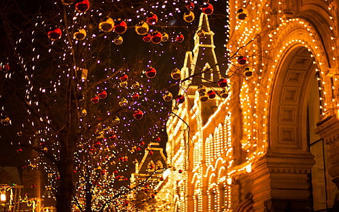 文字列のライトと木、夜、ライト、新年、クリスマス、街、ボケ、 HDデスクトップの壁紙 HD wallpaper