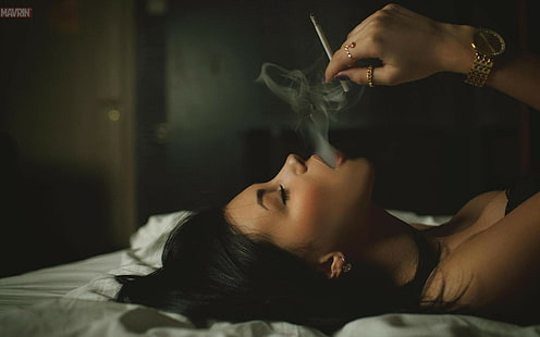ブルネット、横たわっている、モデル、アレクサンドル・マヴリン、喫煙、白人、黒髪、タバコ、女性、 HDデスクトップの壁紙 HD wallpaper