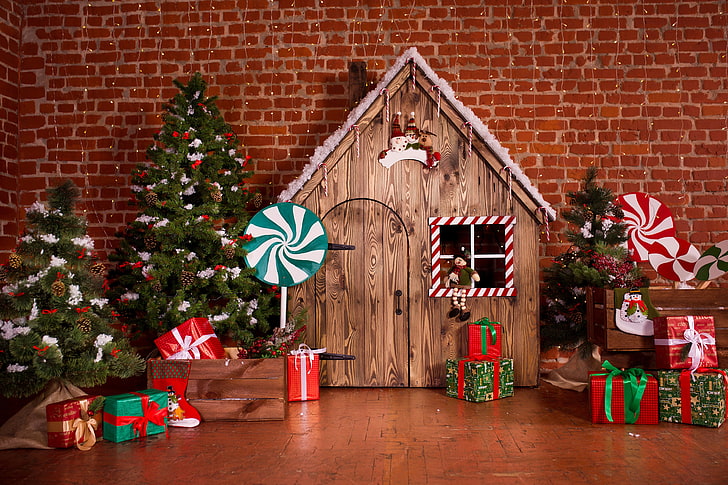 brązowy drewniany dom Wystrój domu bożonarodzeniowego, dekoracja, pokój, zabawki, drzewo, Nowy Rok, Boże Narodzenie, prezenty, dom, projekt, drewno, Wesołych Świąt, Boże Narodzenie, wnętrze, dom, choinka, uroczystość świąteczna, Tapety HD