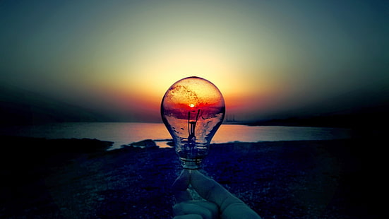человек держит лампочку возле моря, лампа, солнце, солнечные лучи, море, лампочка, закат, HD обои HD wallpaper